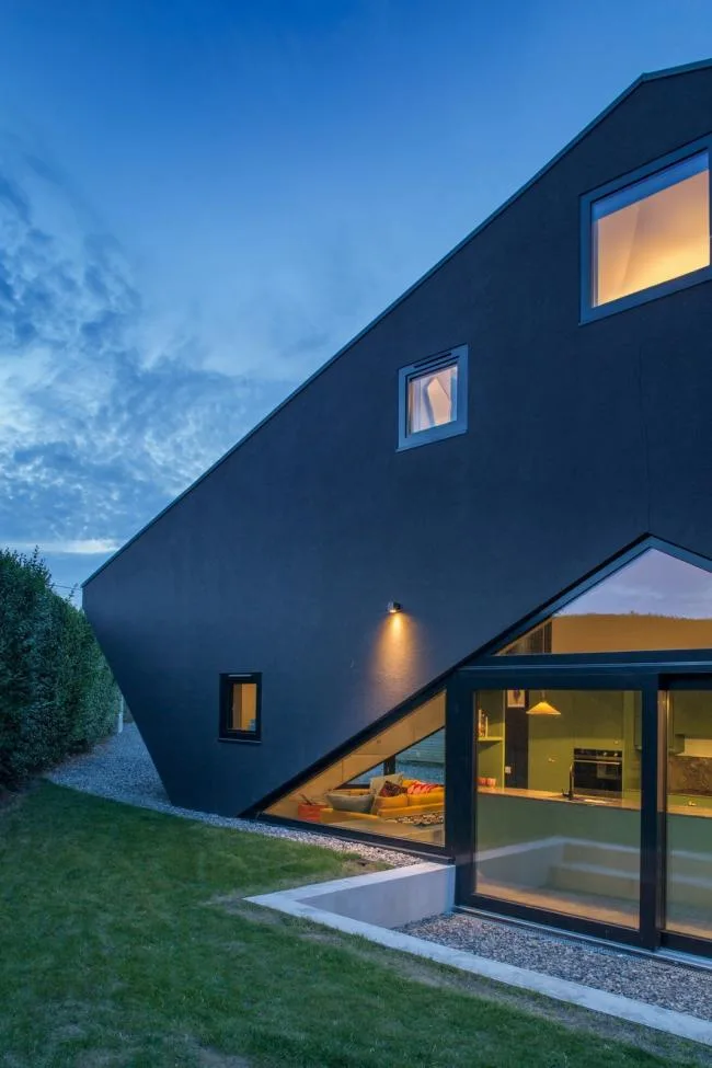 BIM Architecture | Triangular Room with Back to Back Surrounding Integration/Urban Agency