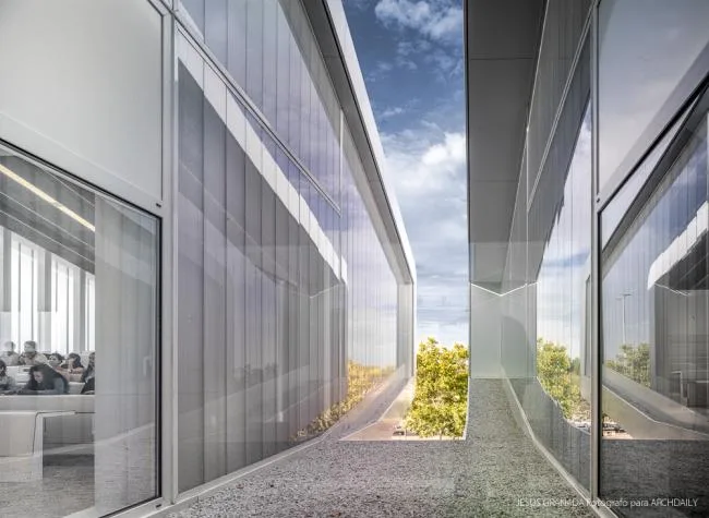 BIM Architecture | Neat Queue Like a Companion: In the Middle of Teacher Training/Ram ó n Fern á ndez Alfonso