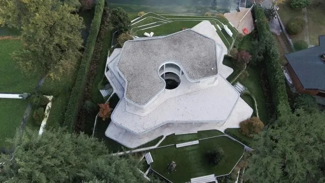 BIM Architecture | White Petals Blooming by the Lake: Italian Lakefront Holiday Home/Design Haus Liberty