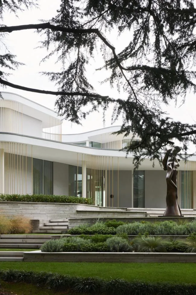 BIM Architecture | White Petals Blooming by the Lake: Italian Lakefront Holiday Home/Design Haus Liberty