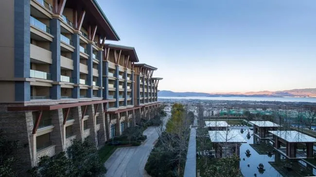 BIM Architecture | Enjoying Green Mountains and Blue Water Scenery, Showcasing Ancient and Intimate Appearance: Hilton Hotel Dali/CCDI+WATG