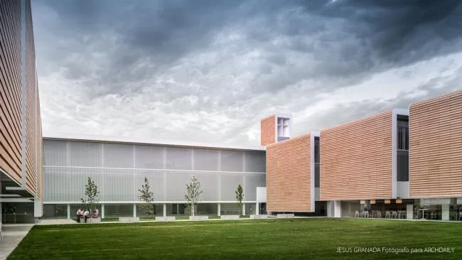 BIM Architecture | Neat Queue Like a Companion: In the Middle of Teacher Training/Ram ó n Fern á ndez Alfonso