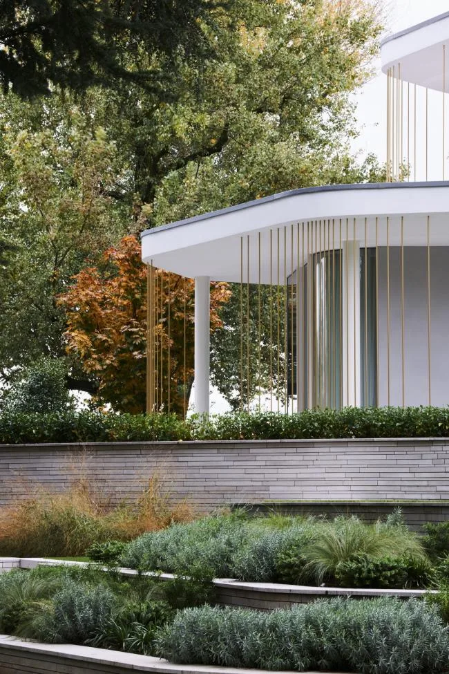 BIM Architecture | White Petals Blooming by the Lake: Italian Lakefront Holiday Home/Design Haus Liberty