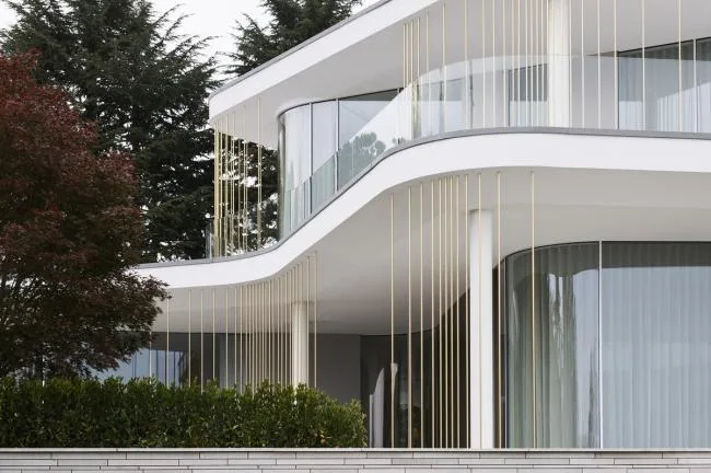 BIM Architecture | White Petals Blooming by the Lake: Italian Lakefront Holiday Home/Design Haus Liberty