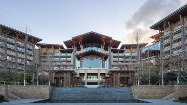 BIM Architecture | Enjoying Green Mountains and Blue Water Scenery, Showcasing Ancient and Intimate Appearance: Hilton Hotel Dali/CCDI+WATG
