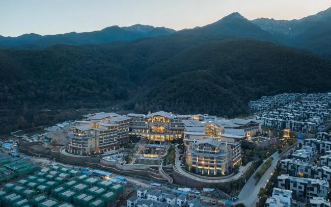 BIM Architecture | Enjoying Green Mountains and Blue Water Scenery, Showcasing Ancient and Intimate Appearance: Hilton Hotel Dali/CCDI+WATG