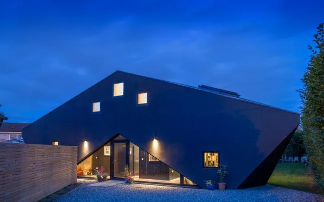 BIM Architecture | Triangular Room with Back to Back Surrounding Integration/Urban Agency