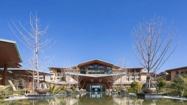 BIM Architecture | Enjoying Green Mountains and Blue Water Scenery, Showcasing Ancient and Intimate Appearance: Hilton Hotel Dali/CCDI+WATG