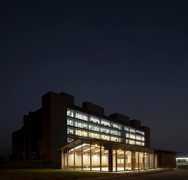 BIM Architecture | Unique yet cautious, like mountains and soil at night: Taiwan Livestock Pingtung Agricultural Science Factory/Zexin Building
