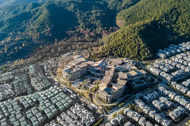 BIM Architecture | Enjoying Green Mountains and Blue Water Scenery, Showcasing Ancient and Intimate Appearance: Hilton Hotel Dali/CCDI+WATG