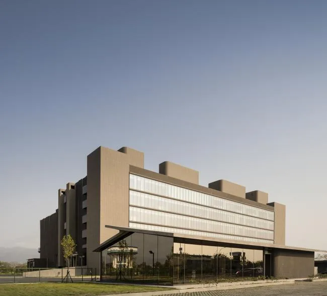 BIM Architecture | Unique yet cautious, like mountains and soil at night: Taiwan Livestock Pingtung Agricultural Science Factory/Zexin Building