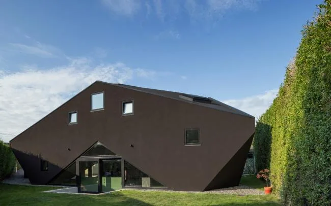 BIM Architecture | Triangular Room with Back to Back Surrounding Integration/Urban Agency