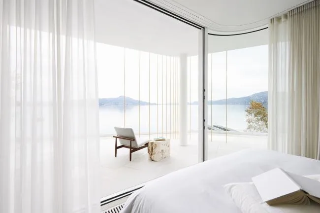 BIM Architecture | White Petals Blooming by the Lake: Italian Lakefront Holiday Home/Design Haus Liberty