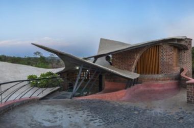 BIM Architecture: Indian Red Brick House with Dynamic Curves Shaping the Village Skyline by iStudio Architecture-BIM WORLD