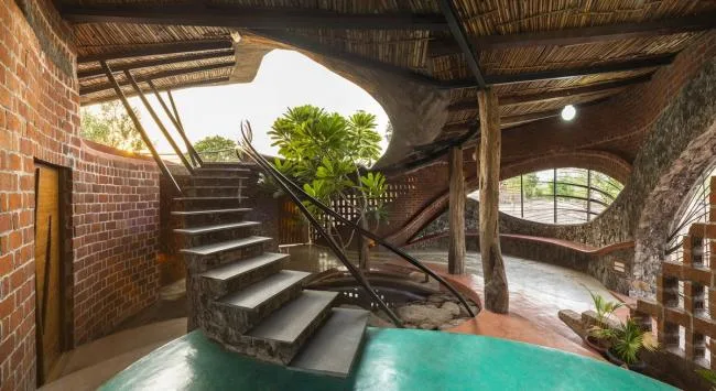 BIM Architecture | Flying Curves Reflected in the Village Skyline: Indian Red Brick House/iStudio Architecture