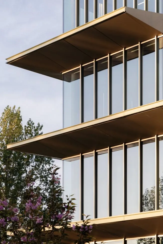 BIM Architecture | Smooth and Concise Joint Application of Suspended Eaves and Glass: ASICS Netherlands Headquarters Building/Powerhouse Company