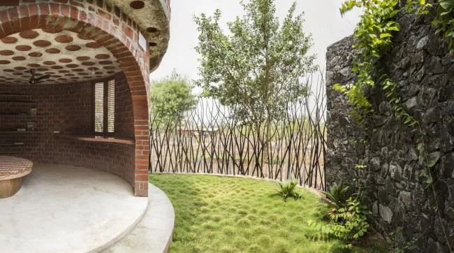 BIM Architecture | Flying Curves Reflected in the Village Skyline: Indian Red Brick House/iStudio Architecture