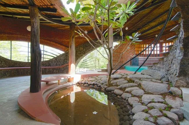 BIM Architecture | Flying Curves Reflected in the Village Skyline: Indian Red Brick House/iStudio Architecture