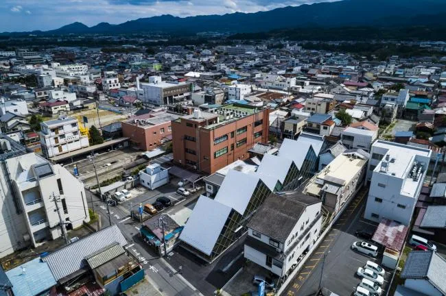 BIM Architecture | Continuous Ridge Like a Long Dragon Lying in the Wilderness: Tomioka Chamber of Commerce/Tezuka Guiqing Architectural Firm, Japan