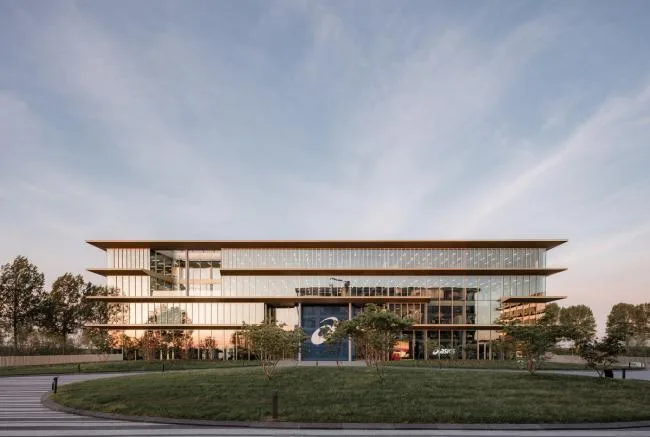 BIM Architecture | Smooth and Concise Joint Application of Suspended Eaves and Glass: ASICS Netherlands Headquarters Building/Powerhouse Company