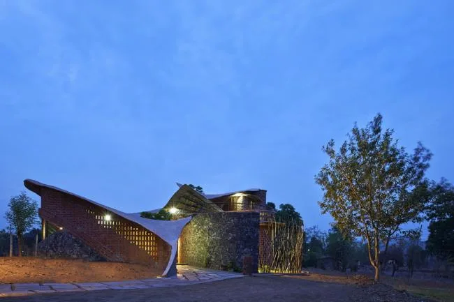 BIM Architecture | Flying Curves Reflected in the Village Skyline: Indian Red Brick House/iStudio Architecture