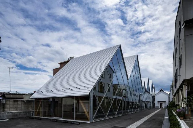 BIM Architecture | Continuous Ridge Like a Long Dragon Lying in the Wilderness: Tomioka Chamber of Commerce/Tezuka Guiqing Architectural Firm, Japan