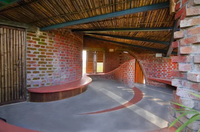 BIM Architecture | Flying Curves Reflected in the Village Skyline: Indian Red Brick House/iStudio Architecture