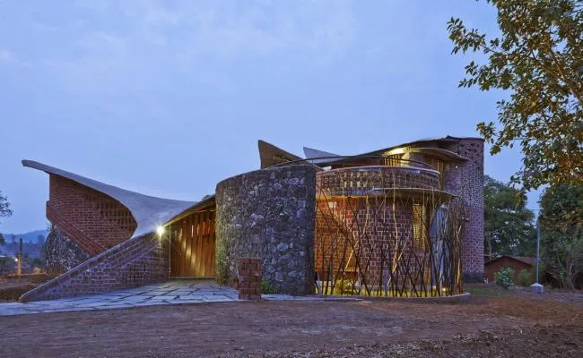 BIM Architecture | Flying Curves Reflected in the Village Skyline: Indian Red Brick House/iStudio Architecture