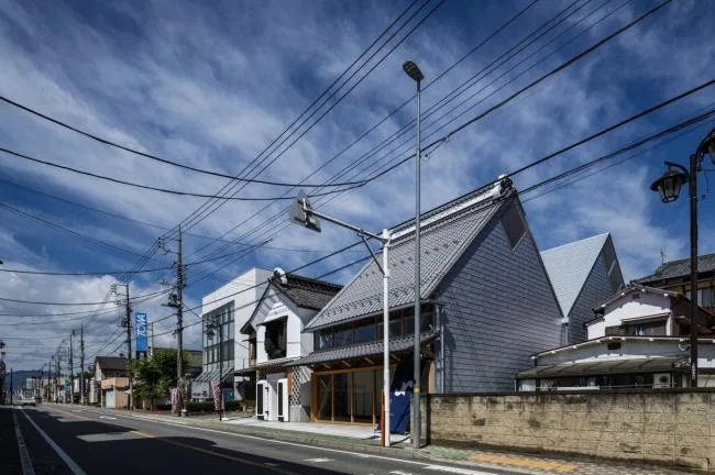 BIM Architecture | Continuous Ridge Like a Long Dragon Lying in the Wilderness: Tomioka Chamber of Commerce/Tezuka Guiqing Architectural Firm, Japan