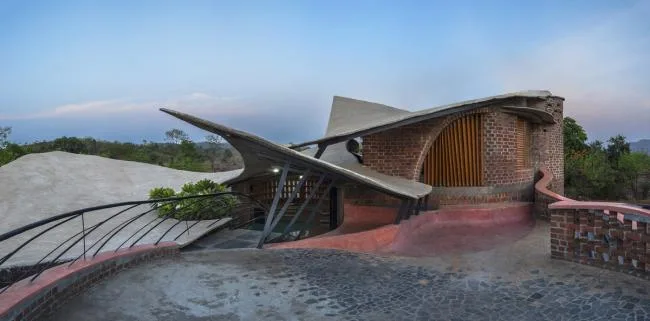 BIM Architecture | Flying Curves Reflected in the Village Skyline: Indian Red Brick House/iStudio Architecture