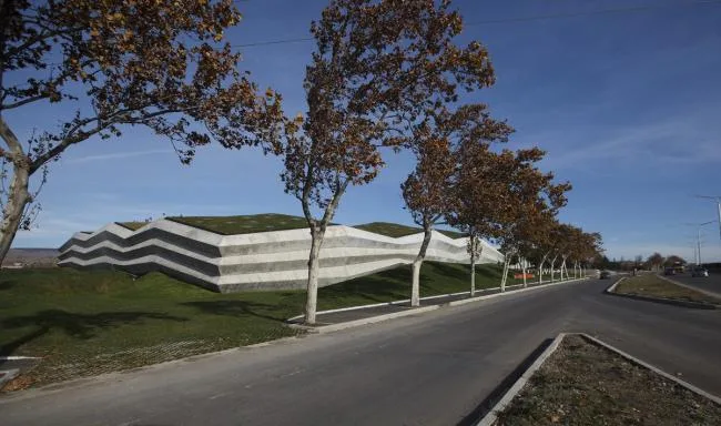 BIM Architecture | Green Grass Toppling, Turbulent Light and Shadow Coffee Factory/Khmaladze Architects