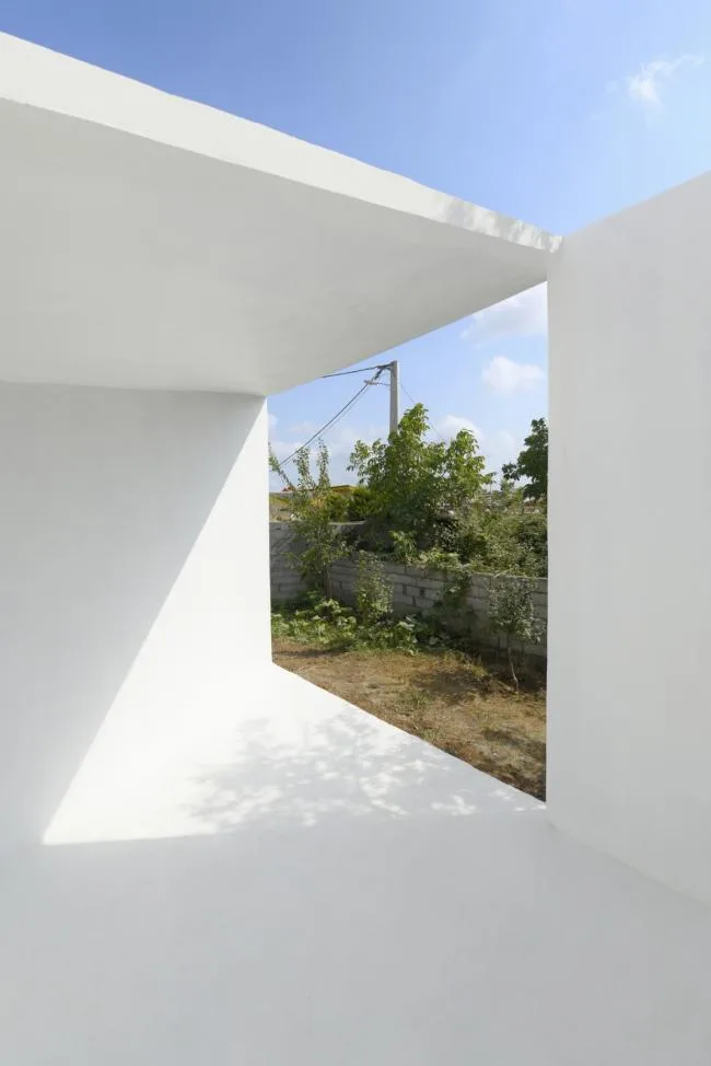 BIM architecture | A touch of white between villages and settlements: Natermuri Villa/KA Architecture Studio