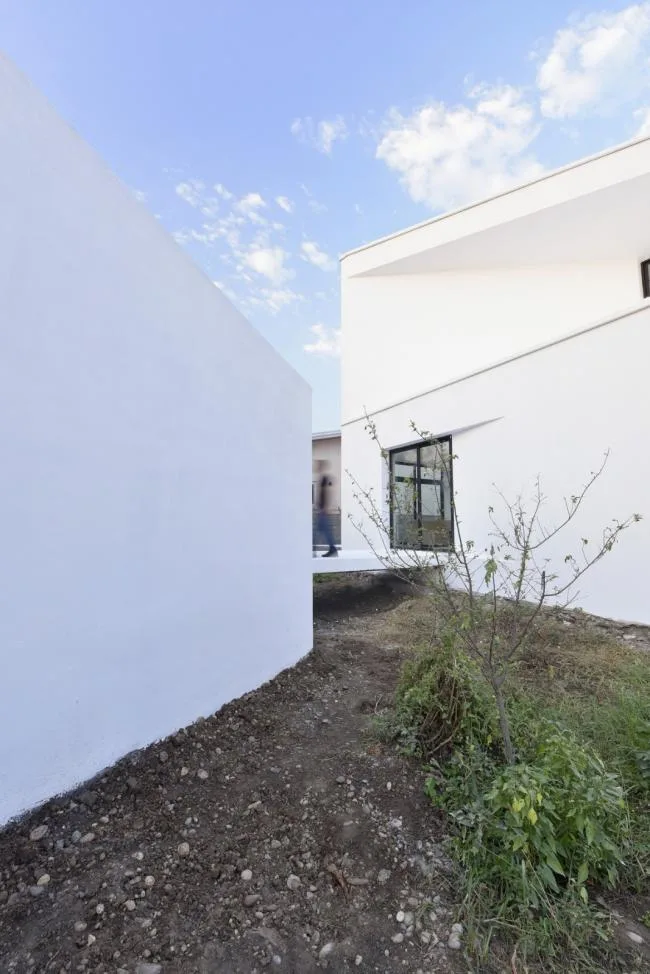 BIM architecture | A touch of white between villages and settlements: Natermuri Villa/KA Architecture Studio