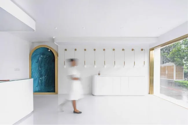 BIM architecture | Like crossing deep waters: Beauty salons/flat design on national borders