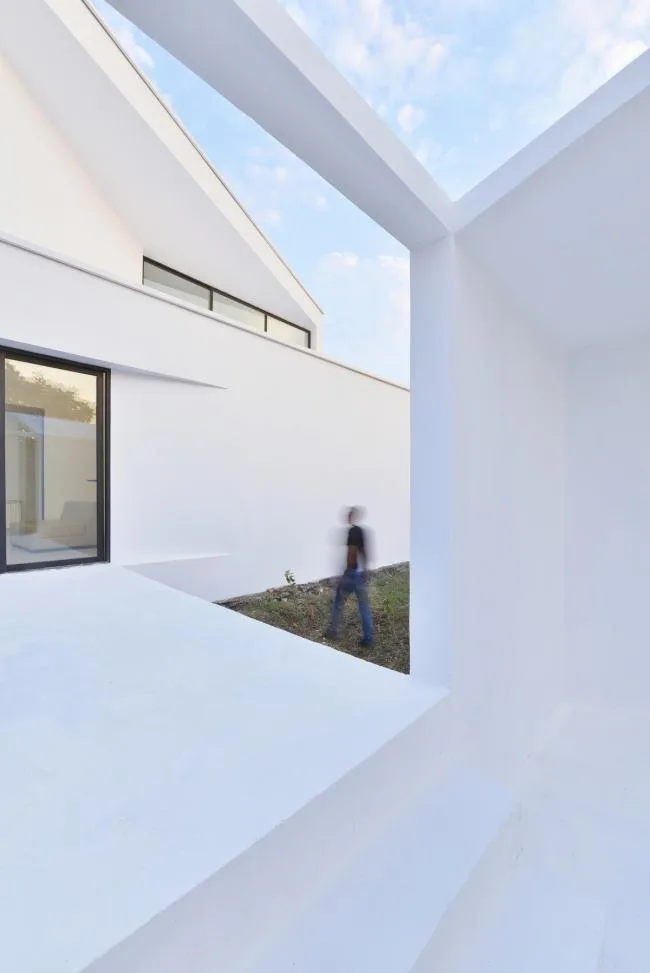BIM architecture | A touch of white between villages and settlements: Natermuri Villa/KA Architecture Studio