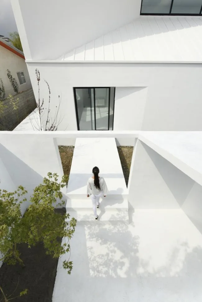 BIM architecture | A touch of white between villages and settlements: Natermuri Villa/KA Architecture Studio