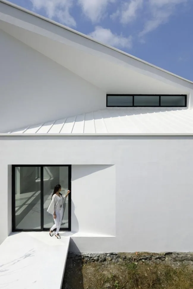 BIM architecture | A touch of white between villages and settlements: Natermuri Villa/KA Architecture Studio