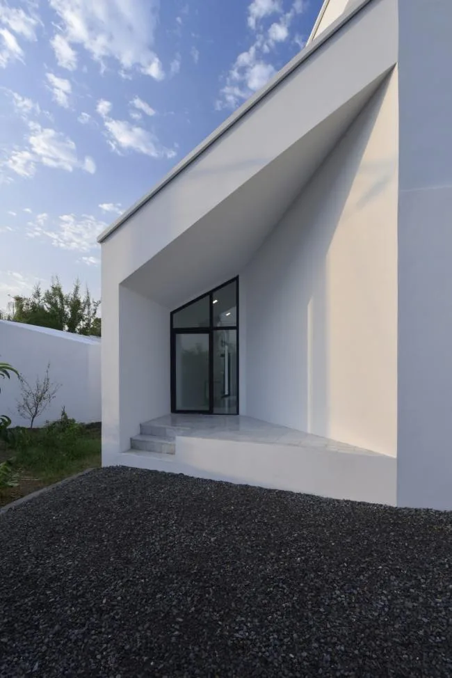 BIM architecture | A touch of white between villages and settlements: Natermuri Villa/KA Architecture Studio