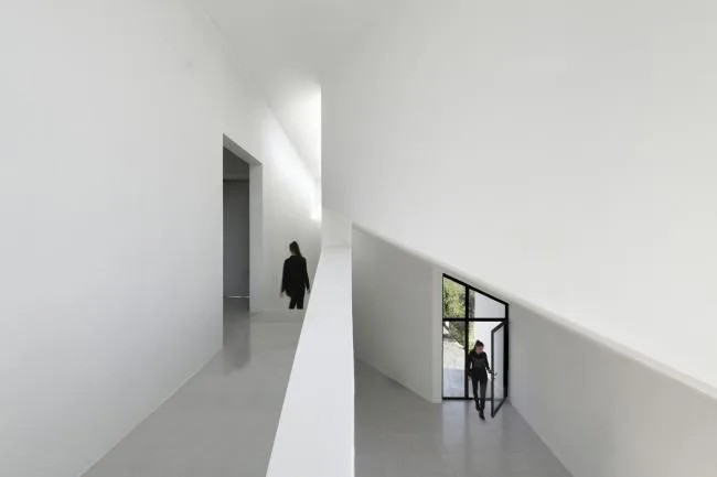 BIM architecture | A touch of white between villages and settlements: Natermuri Villa/KA Architecture Studio