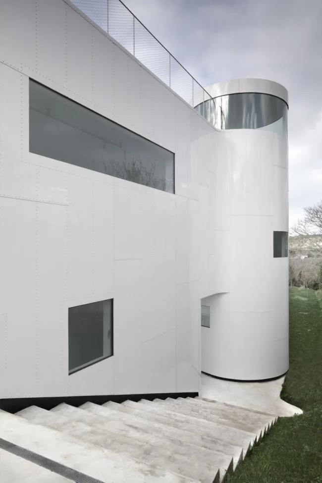 BIM Architecture | Pure as Water, Light Waves and Calm: Spanish V Residential/Dosis