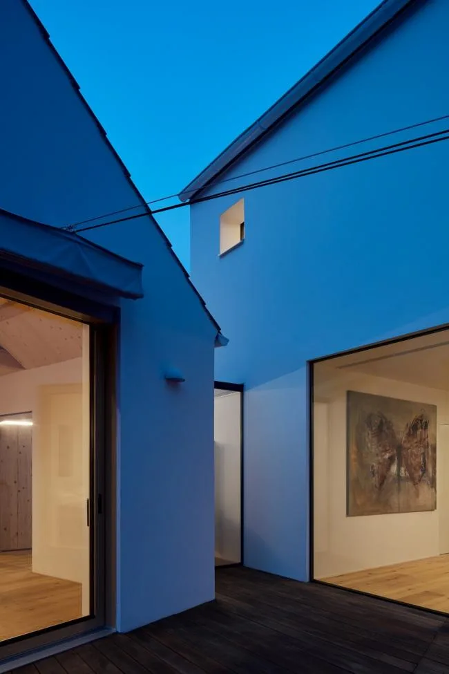 BIM Architecture | A playful white small house: Prague Vacation Home/Atelier 111 Architekti