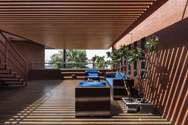 BIM Architecture | Passionate like fire, introverted like a plow ox: India's 'Red Box' Home/The Grid Architects