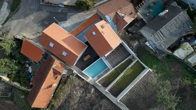 BIM Architecture | A playful white small house: Prague Vacation Home/Atelier 111 Architekti