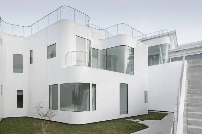 BIM Architecture | Pure as Water, Light Waves and Calm: Spanish V Residential/Dosis