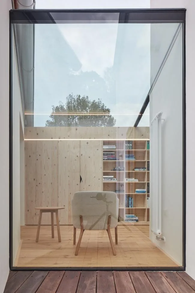 BIM Architecture | A playful white small house: Prague Vacation Home/Atelier 111 Architekti
