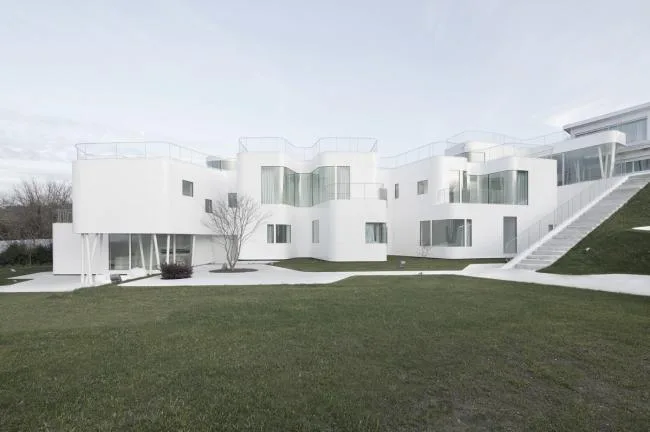 BIM Architecture | Pure as Water, Light Waves and Calm: Spanish V Residential/Dosis