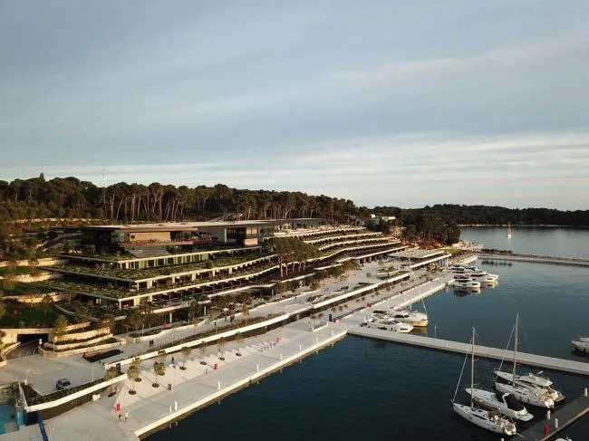 BIM architecture | Winding and folding, enjoying the sea and sky in one color: Rovini Park Hotel/3LHD