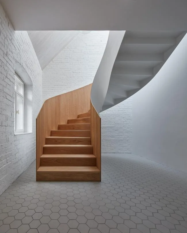 BIM Architecture | A playful white small house: Prague Vacation Home/Atelier 111 Architekti