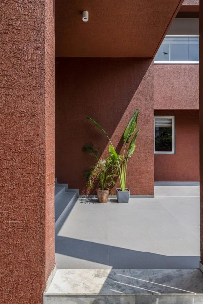 BIM Architecture | Passionate like fire, introverted like a plow ox: India's 'Red Box' Home/The Grid Architects