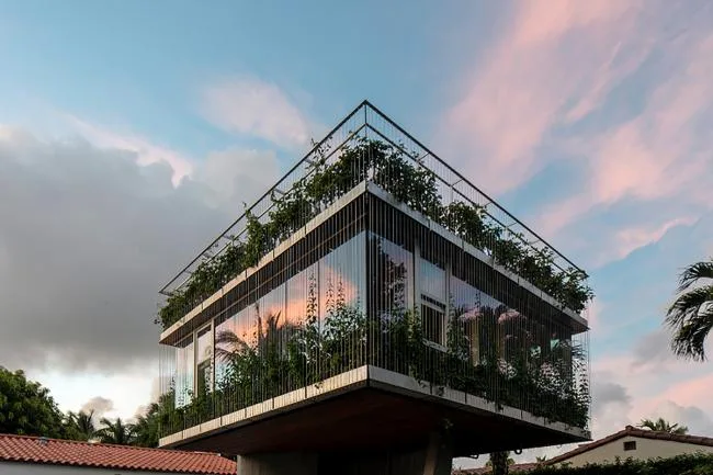 BIM Architecture | Geometric Freehand Concrete Sculpture: Solar Trajectory Residence/Christian Wassmann